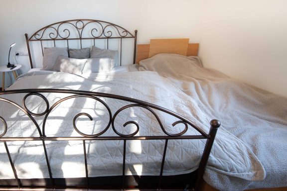 Master Schlafzimmer EG mit Beistellbett