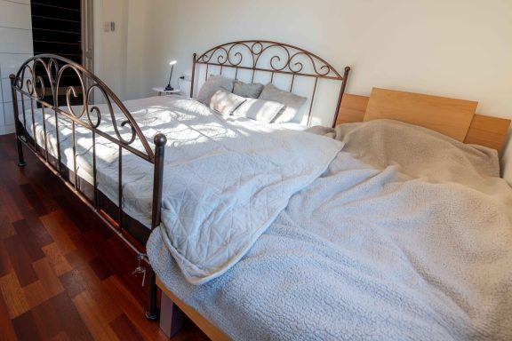 Master Schlafzimmer EG mit Beistellbett