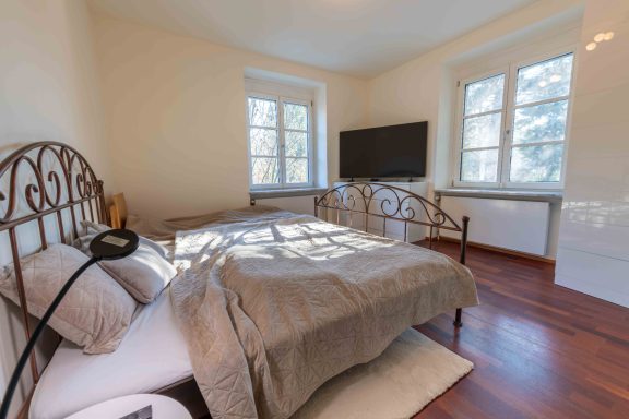 Master Schlafzimmer EG mit Beistellbett